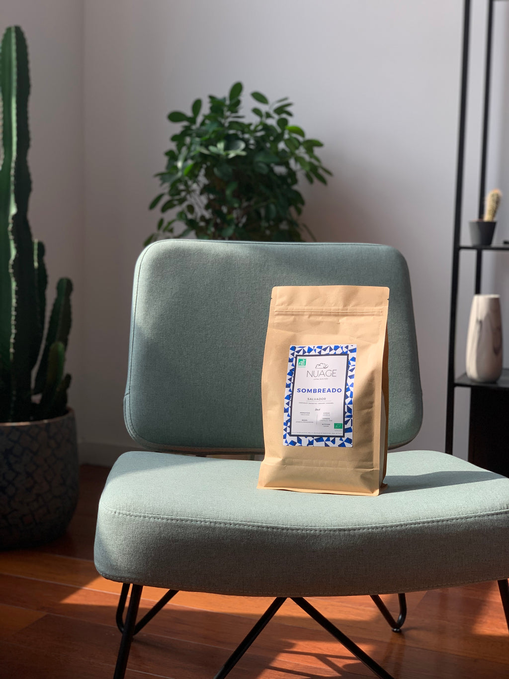 Café de spécialité bio Sombreado en sachet mis en situation sur une chaise – torréfaction artisanale à Hem, pour professionnels et particuliers, Nuage Coffee Roasters