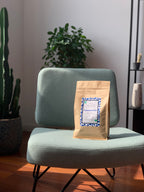 Café de spécialité bio Sombreado en sachet mis en situation sur une chaise – torréfaction artisanale à Hem, pour professionnels et particuliers, Nuage Coffee Roasters