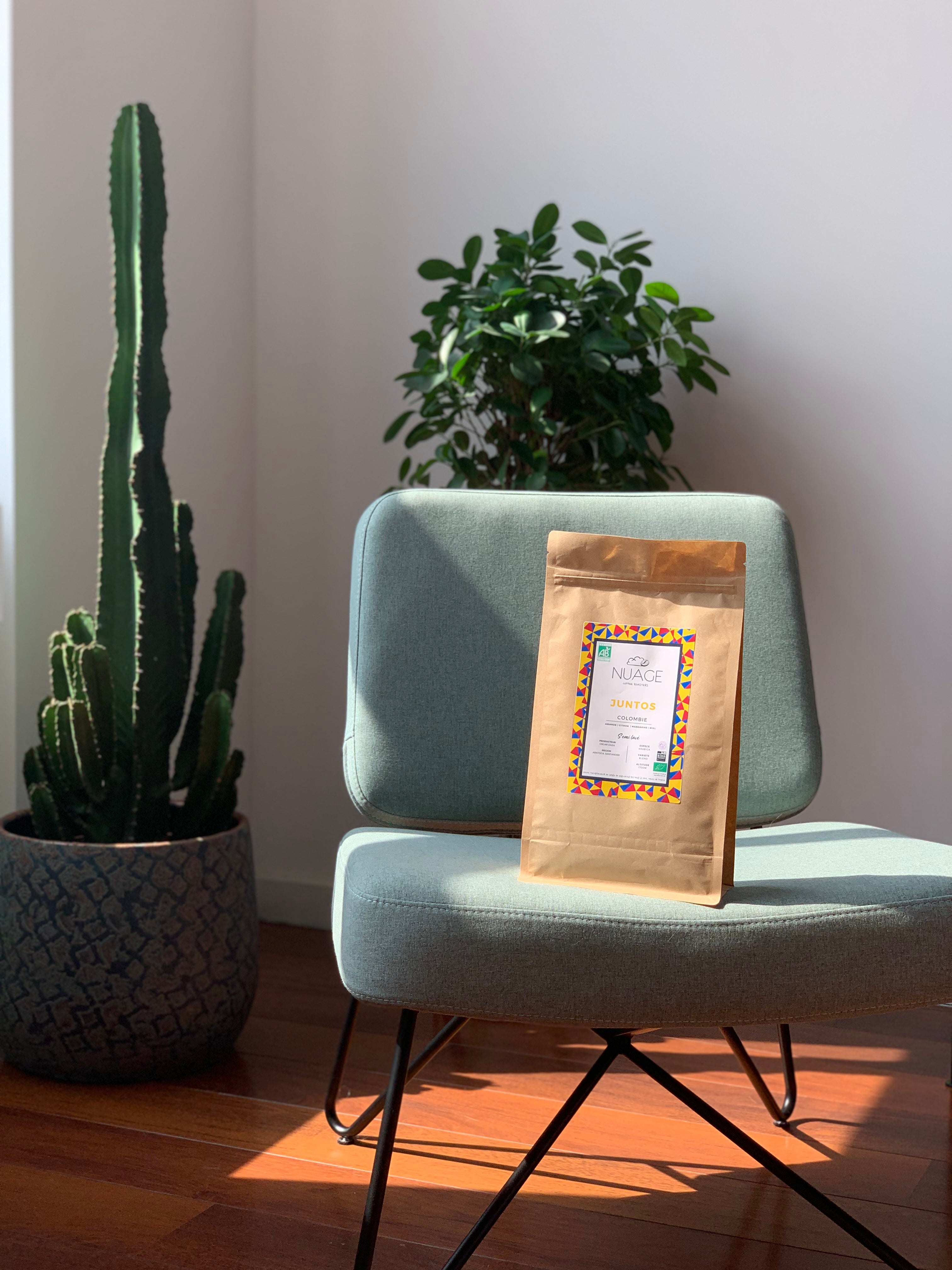 Café de spécialité bio Sombreado en sachet 1 kg mis en situation sur une chaise – torréfaction artisanale à Hem, pour professionnels et particuliers, Nuage Coffee Roasters