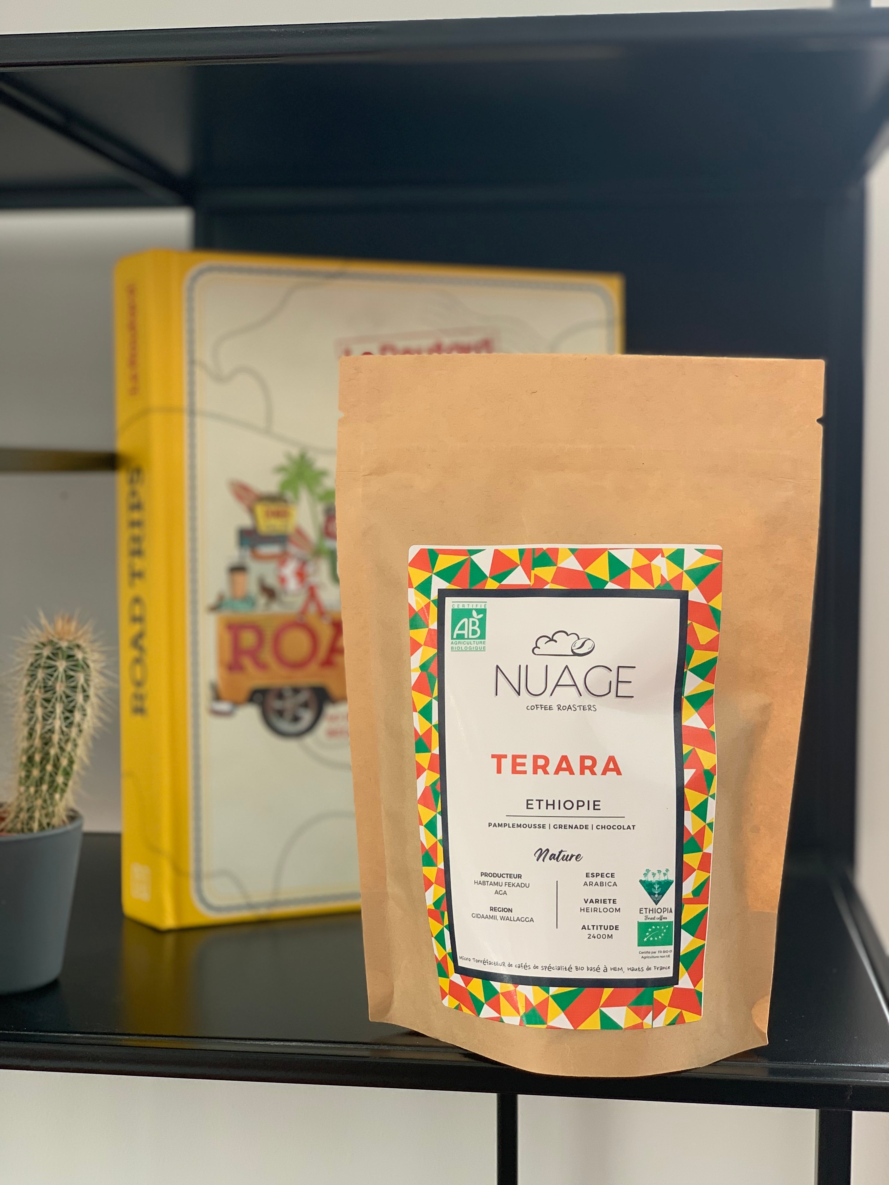 Café de spécialité bio Terara Éthiopie en sachet 1 kg mis en situation sur une étagère – torréfaction artisanale à Hem, pour professionnels et particuliers, Nuage Coffee Roasters