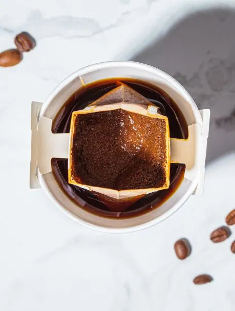 Café de spécialité en grains en train d’être moulu – mouture fraîche pour préserver les arômes, Nuage Coffee Roasters