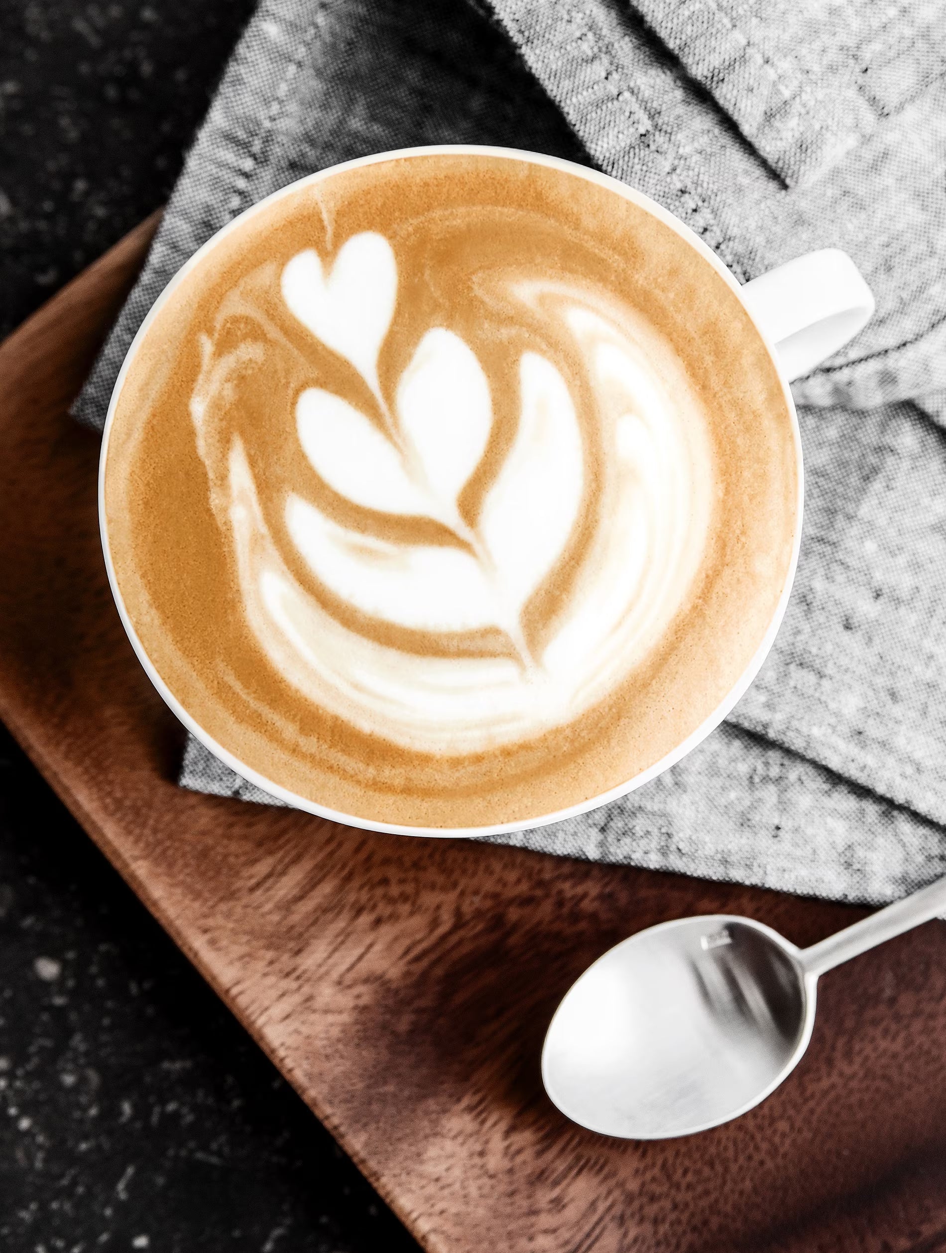 Latte art en formation barista avec motif tulipe sur café de spécialité – apprentissage des techniques artisanales et professionnelles