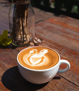 Latte art réalisé par un barista sur un café de spécialité – préparation artisanale et mise en valeur des arômes